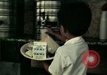 Standbild Vietnamesische Flüchtlinge in Eglin Air Force Base Speisesaal United States USA, 1975, aus Sekunde 51 historischem Filmmaterial Videoclip 65675050948
