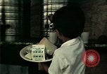 Standbild Vietnamesische Flüchtlinge in Eglin Air Force Base Speisesaal United States USA, 1975, aus Sekunde 53 historischem Filmmaterial Videoclip 65675050948