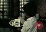 Standbild Vietnamesische Flüchtlinge in Eglin Air Force Base Speisesaal United States USA, 1975, aus Sekunde 54 historischem Filmmaterial Videoclip 65675050948