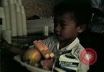 Standbild Vietnamesische Flüchtlinge in Eglin Air Force Base Speisesaal United States USA, 1975, aus Sekunde 55 historischem Filmmaterial Videoclip 65675050948