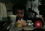 Standbild Vietnamesische Flüchtlinge in Eglin Air Force Base Speisesaal United States USA, 1975, aus Sekunde 59 historischem Filmmaterial Videoclip 65675050948