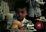 Standbild Vietnamesische Flüchtlinge in Eglin Air Force Base Speisesaal United States USA, 1975, aus Sekunde 61 historischem Filmmaterial Videoclip 65675050948