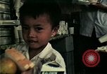 Standbild Vietnamesische Flüchtlinge in Eglin Air Force Base Speisesaal United States USA, 1975, aus Sekunde 62 historischem Filmmaterial Videoclip 65675050948