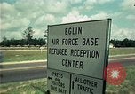 Standbild Vietnamesische Flüchtlinge in Eglin Air Force Base Florida United States USA, 1975, aus Sekunde 9 historischem Filmmaterial Videoclip 65675050950