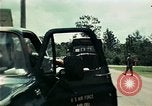 Standbild Vietnamesische Flüchtlinge in Eglin Air Force Base Florida United States USA, 1975, aus Sekunde 15 historischem Filmmaterial Videoclip 65675050950