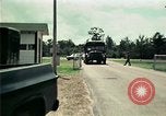 Standbild Vietnamesische Flüchtlinge in Eglin Air Force Base Florida United States USA, 1975, aus Sekunde 21 historischem Filmmaterial Videoclip 65675050950