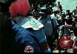 Standbild Clown unterhält vietnamesischer Flüchtlingskinder Florida United States USA, 1975, aus Sekunde 10 historischem Filmmaterial Videoclip 65675050952