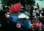 Standbild Clown unterhält vietnamesischer Flüchtlingskinder Florida United States USA, 1975, aus Sekunde 11 historischem Filmmaterial Videoclip 65675050952