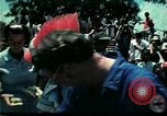 Standbild Clown unterhält vietnamesischer Flüchtlingskinder Florida United States USA, 1975, aus Sekunde 12 historischem Filmmaterial Videoclip 65675050952