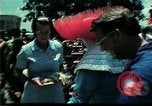 Standbild Clown unterhält vietnamesischer Flüchtlingskinder Florida United States USA, 1975, aus Sekunde 13 historischem Filmmaterial Videoclip 65675050952