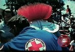 Standbild Clown unterhält vietnamesischer Flüchtlingskinder Florida United States USA, 1975, aus Sekunde 14 historischem Filmmaterial Videoclip 65675050952