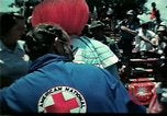 Standbild Clown unterhält vietnamesischer Flüchtlingskinder Florida United States USA, 1975, aus Sekunde 15 historischem Filmmaterial Videoclip 65675050952