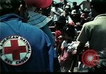 Standbild Clown unterhält vietnamesischer Flüchtlingskinder Florida United States USA, 1975, aus Sekunde 16 historischem Filmmaterial Videoclip 65675050952