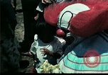 Standbild Clown unterhält vietnamesischer Flüchtlingskinder Florida United States USA, 1975, aus Sekunde 20 historischem Filmmaterial Videoclip 65675050952