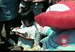 Standbild Clown unterhält vietnamesischer Flüchtlingskinder Florida United States USA, 1975, aus Sekunde 22 historischem Filmmaterial Videoclip 65675050952