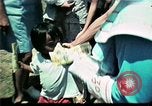 Standbild Clown unterhält vietnamesischer Flüchtlingskinder Florida United States USA, 1975, aus Sekunde 25 historischem Filmmaterial Videoclip 65675050952