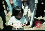 Standbild Clown unterhält vietnamesischer Flüchtlingskinder Florida United States USA, 1975, aus Sekunde 26 historischem Filmmaterial Videoclip 65675050952