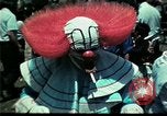 Standbild Clown unterhält vietnamesischer Flüchtlingskinder Florida United States USA, 1975, aus Sekunde 28 historischem Filmmaterial Videoclip 65675050952