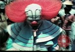 Standbild Clown unterhält vietnamesischer Flüchtlingskinder Florida United States USA, 1975, aus Sekunde 30 historischem Filmmaterial Videoclip 65675050952