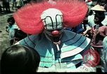 Standbild Clown unterhält vietnamesischer Flüchtlingskinder Florida United States USA, 1975, aus Sekunde 31 historischem Filmmaterial Videoclip 65675050952