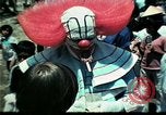 Standbild Clown unterhält vietnamesischer Flüchtlingskinder Florida United States USA, 1975, aus Sekunde 32 historischem Filmmaterial Videoclip 65675050952