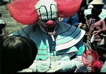 Standbild Clown unterhält vietnamesischer Flüchtlingskinder Florida United States USA, 1975, aus Sekunde 33 historischem Filmmaterial Videoclip 65675050952