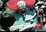 Standbild Clown unterhält vietnamesischer Flüchtlingskinder Florida United States USA, 1975, aus Sekunde 34 historischem Filmmaterial Videoclip 65675050952
