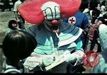 Standbild Clown unterhält vietnamesischer Flüchtlingskinder Florida United States USA, 1975, aus Sekunde 35 historischem Filmmaterial Videoclip 65675050952