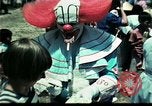 Standbild Clown unterhält vietnamesischer Flüchtlingskinder Florida United States USA, 1975, aus Sekunde 36 historischem Filmmaterial Videoclip 65675050952