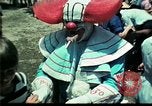 Standbild Clown unterhält vietnamesischer Flüchtlingskinder Florida United States USA, 1975, aus Sekunde 37 historischem Filmmaterial Videoclip 65675050952