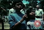 Standbild Clown unterhält vietnamesischer Flüchtlingskinder Florida United States USA, 1975, aus Sekunde 38 historischem Filmmaterial Videoclip 65675050952