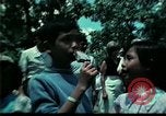Standbild Clown unterhält vietnamesischer Flüchtlingskinder Florida United States USA, 1975, aus Sekunde 39 historischem Filmmaterial Videoclip 65675050952