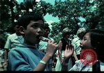Standbild Clown unterhält vietnamesischer Flüchtlingskinder Florida United States USA, 1975, aus Sekunde 40 historischem Filmmaterial Videoclip 65675050952