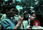 Standbild Clown unterhält vietnamesischer Flüchtlingskinder Florida United States USA, 1975, aus Sekunde 41 historischem Filmmaterial Videoclip 65675050952