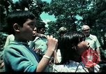 Standbild Clown unterhält vietnamesischer Flüchtlingskinder Florida United States USA, 1975, aus Sekunde 42 historischem Filmmaterial Videoclip 65675050952