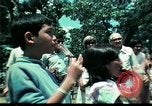 Standbild Clown unterhält vietnamesischer Flüchtlingskinder Florida United States USA, 1975, aus Sekunde 43 historischem Filmmaterial Videoclip 65675050952