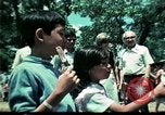 Standbild Clown unterhält vietnamesischer Flüchtlingskinder Florida United States USA, 1975, aus Sekunde 45 historischem Filmmaterial Videoclip 65675050952