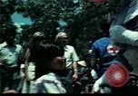 Standbild Clown unterhält vietnamesischer Flüchtlingskinder Florida United States USA, 1975, aus Sekunde 46 historischem Filmmaterial Videoclip 65675050952