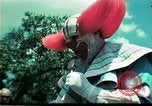 Standbild Clown unterhält vietnamesischer Flüchtlingskinder Florida United States USA, 1975, aus Sekunde 47 historischem Filmmaterial Videoclip 65675050952