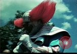Standbild Clown unterhält vietnamesischer Flüchtlingskinder Florida United States USA, 1975, aus Sekunde 48 historischem Filmmaterial Videoclip 65675050952