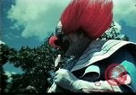 Standbild Clown unterhält vietnamesischer Flüchtlingskinder Florida United States USA, 1975, aus Sekunde 49 historischem Filmmaterial Videoclip 65675050952