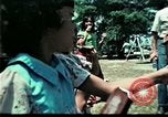 Standbild Clown unterhält vietnamesischer Flüchtlingskinder Florida United States USA, 1975, aus Sekunde 50 historischem Filmmaterial Videoclip 65675050952