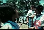 Standbild Clown unterhält vietnamesischer Flüchtlingskinder Florida United States USA, 1975, aus Sekunde 51 historischem Filmmaterial Videoclip 65675050952