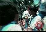 Standbild Clown unterhält vietnamesischer Flüchtlingskinder Florida United States USA, 1975, aus Sekunde 52 historischem Filmmaterial Videoclip 65675050952