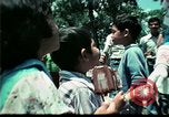 Standbild Clown unterhält vietnamesischer Flüchtlingskinder Florida United States USA, 1975, aus Sekunde 53 historischem Filmmaterial Videoclip 65675050952