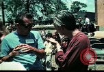 Standbild Clown unterhält vietnamesischer Flüchtlingskinder Florida United States USA, 1975, aus Sekunde 55 historischem Filmmaterial Videoclip 65675050952