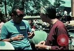 Standbild Clown unterhält vietnamesischer Flüchtlingskinder Florida United States USA, 1975, aus Sekunde 57 historischem Filmmaterial Videoclip 65675050952