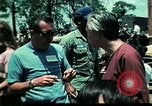 Standbild Clown unterhält vietnamesischer Flüchtlingskinder Florida United States USA, 1975, aus Sekunde 58 historischem Filmmaterial Videoclip 65675050952