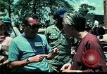 Standbild Clown unterhält vietnamesischer Flüchtlingskinder Florida United States USA, 1975, aus Sekunde 59 historischem Filmmaterial Videoclip 65675050952