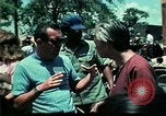 Standbild Clown unterhält vietnamesischer Flüchtlingskinder Florida United States USA, 1975, aus Sekunde 60 historischem Filmmaterial Videoclip 65675050952